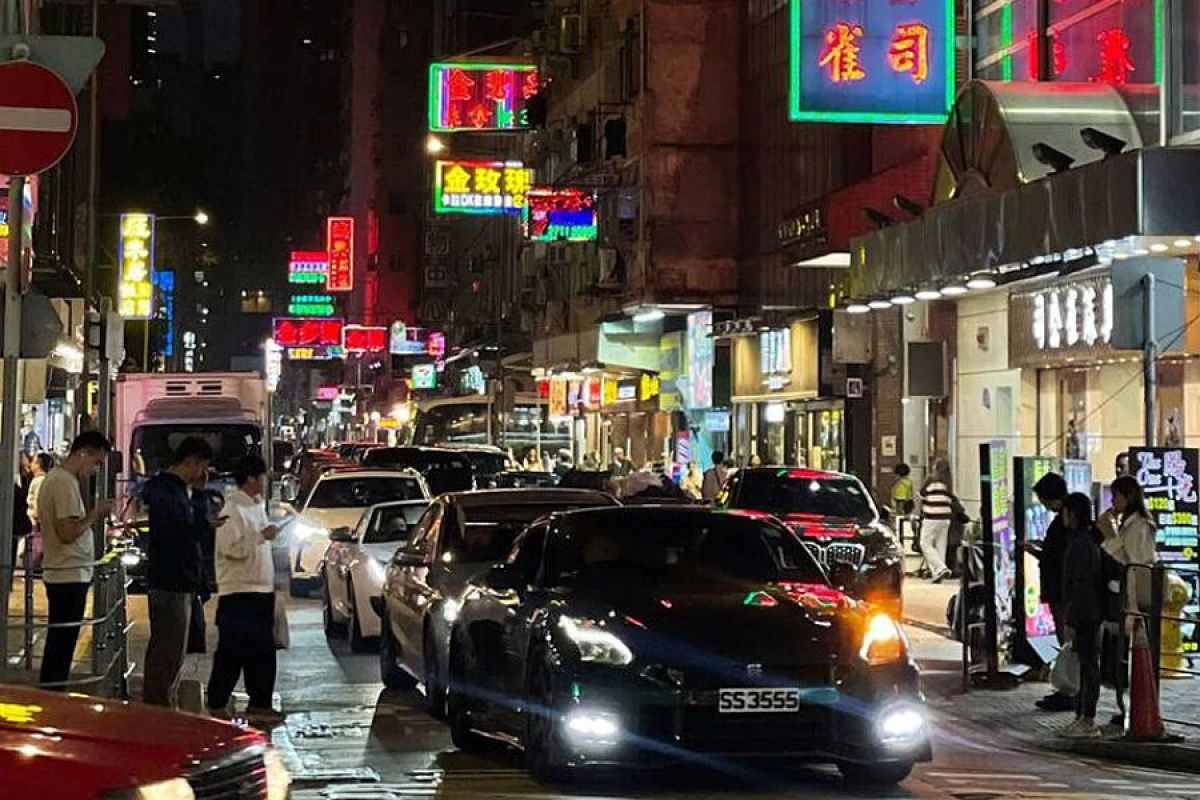 Avtomobil səkiyə çıxdı, [[8 piyada yaralandı]]