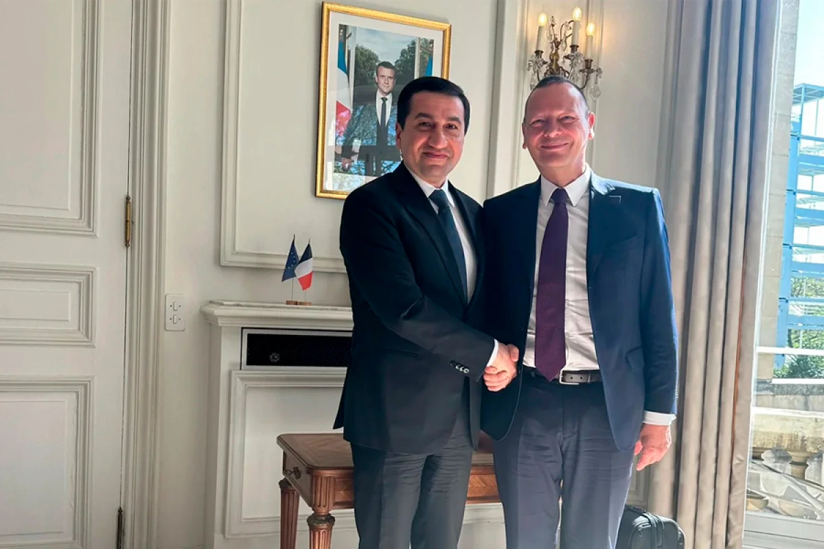 [[Hikmət Hacıyev]] Emmanuel Bonne ilə görüşdü