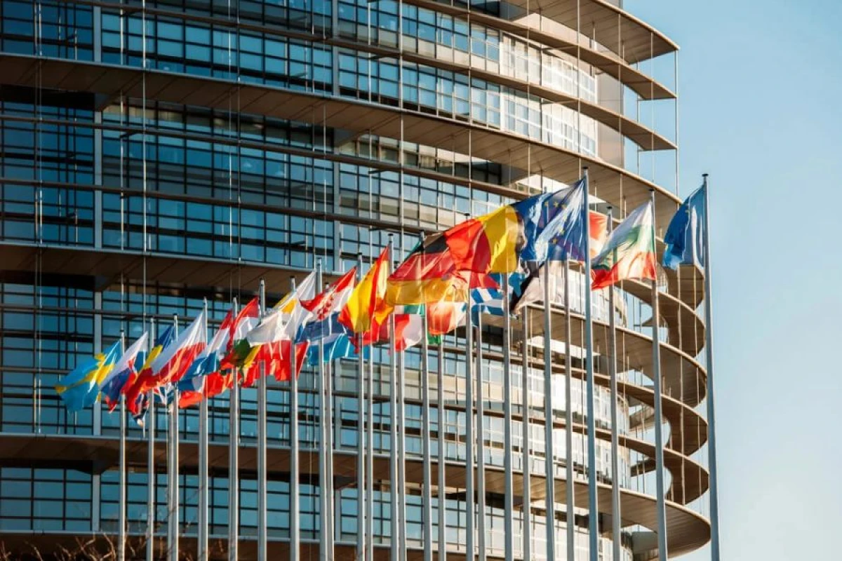 Aİ Ukrayna ilə bağlı [[həll axtarır]]