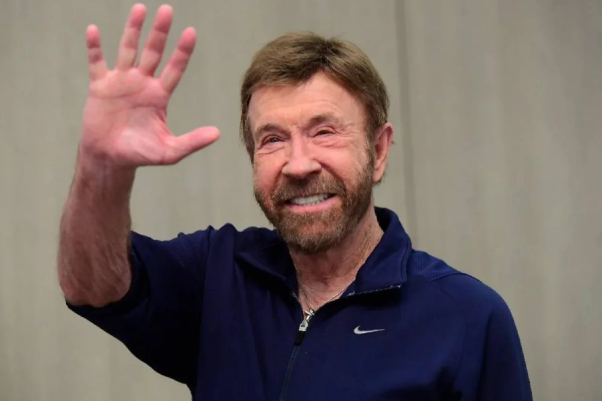 [[Çak Norris]] Havayda xəstəxanaya yerləşdirildi