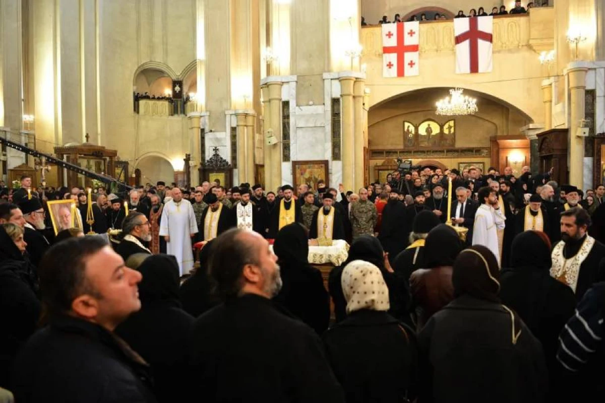 [[II İliya dəfn edildi:]] Azərbaycan rəsmiləri mərasimdə iştirak etdi