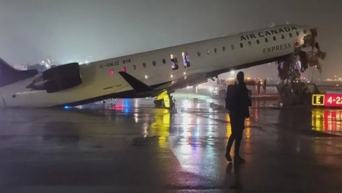 Təyyarə yanğınsöndürən maşınla toqquşdu: [[Onlarla yaralı]]