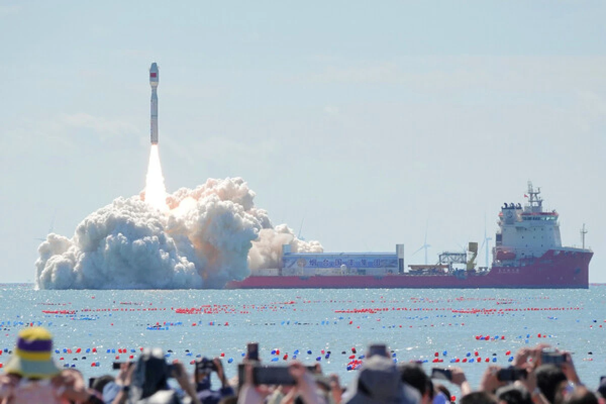 Çin "CentiSpace-2" peyklərini [[uğurla orbitə çıxardı]]