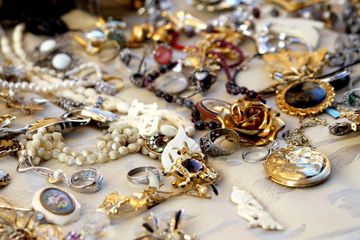 Polşada zibilxanada tapılan brilyantların hərracı [[ləğv olundu]]