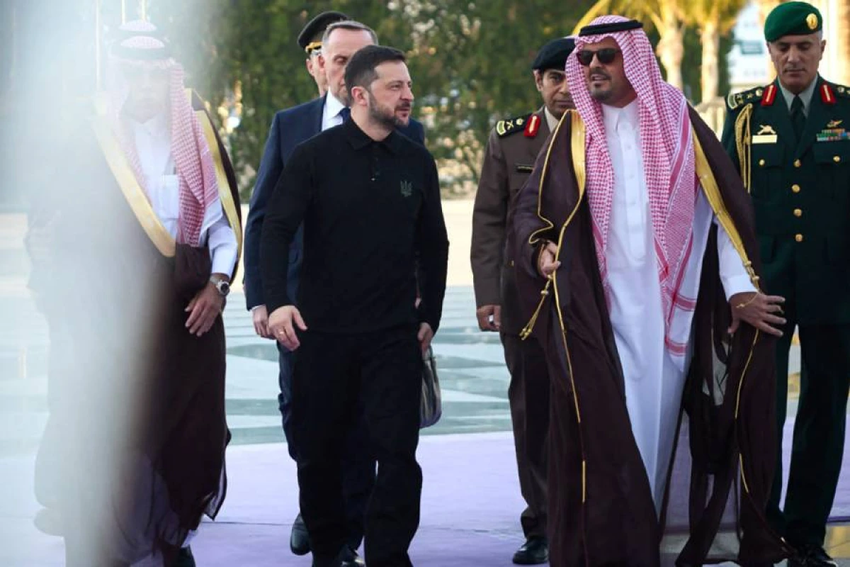 Zelenski Səudiyyə Ərəbistanına [[səfər etdi]]