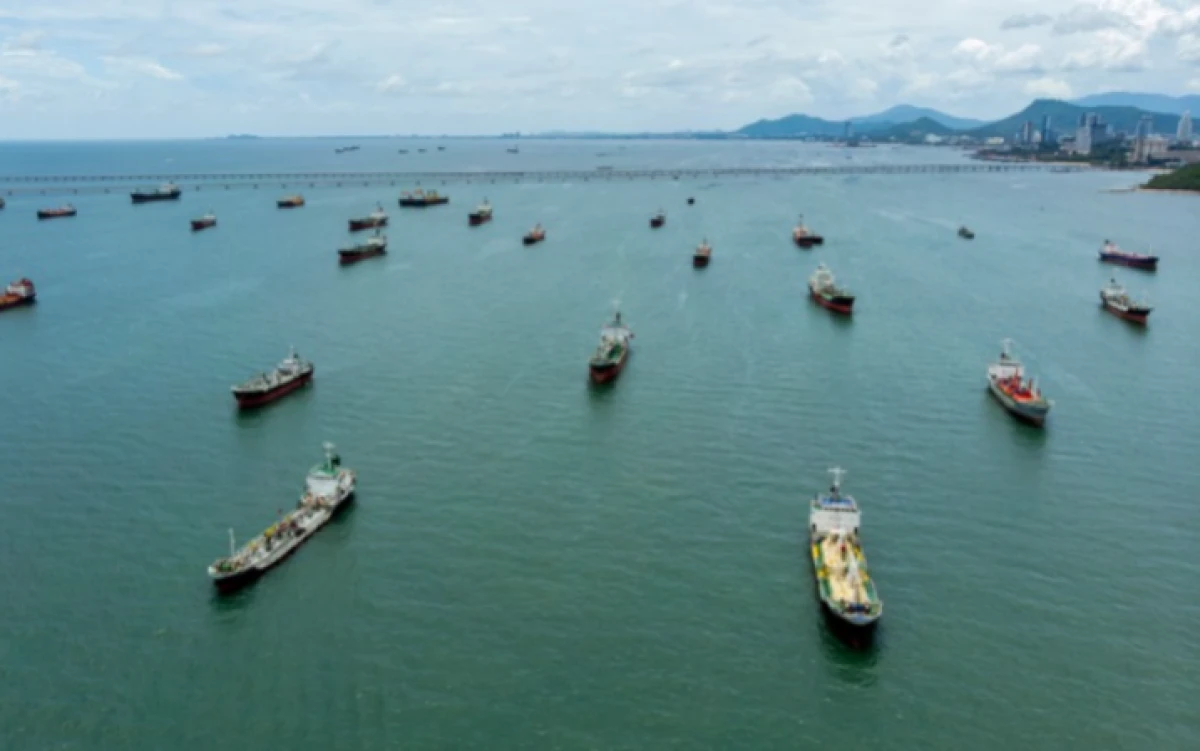 [[Hörmüzdə]] 350-dən çox tanker İranın icazəsini gözləyir