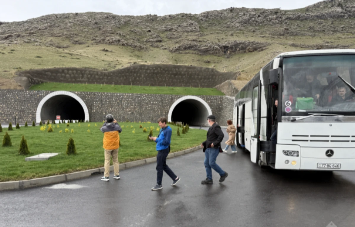 Dünya səyyahları [[Zəngilanda]]