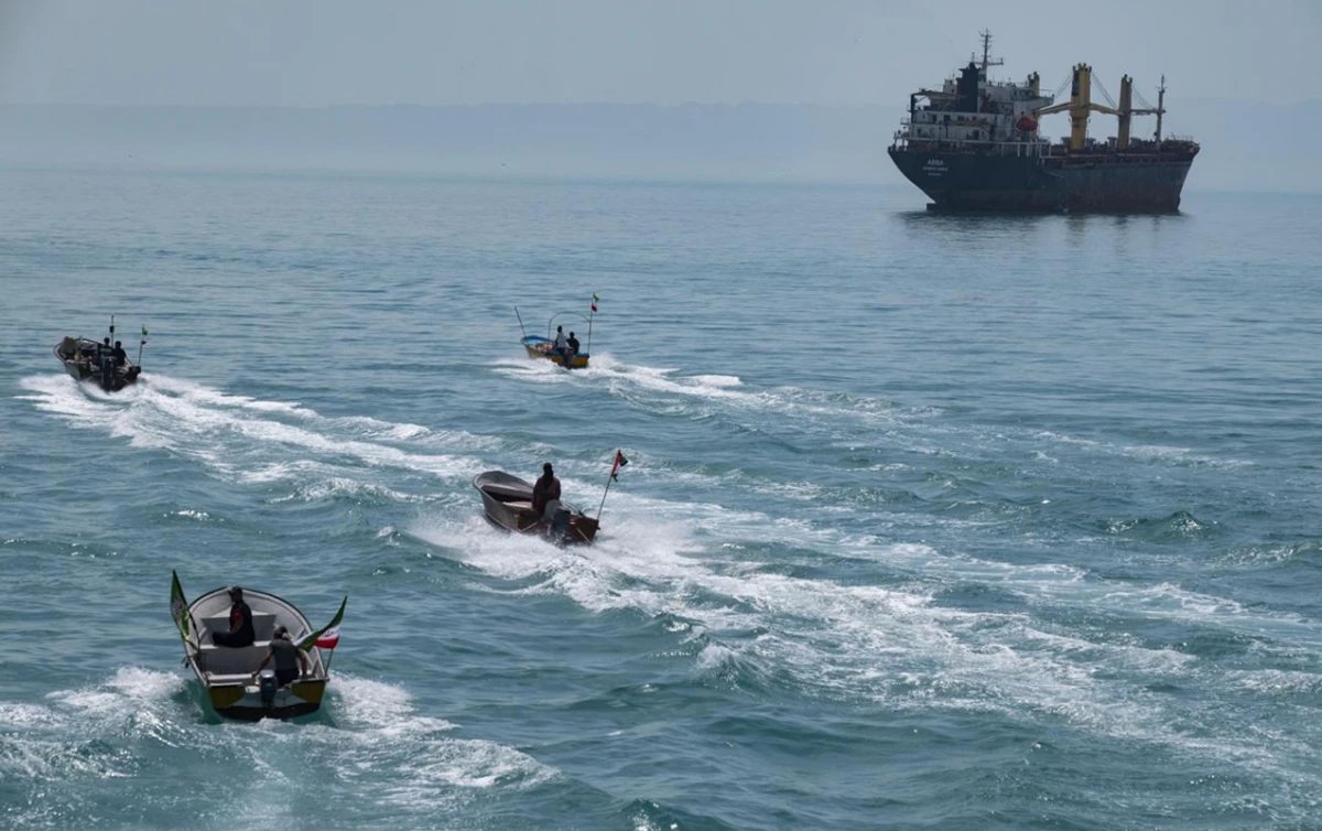 [[İran]] bir ölkənin Hörmüzdən keçməsinə icazə verdi