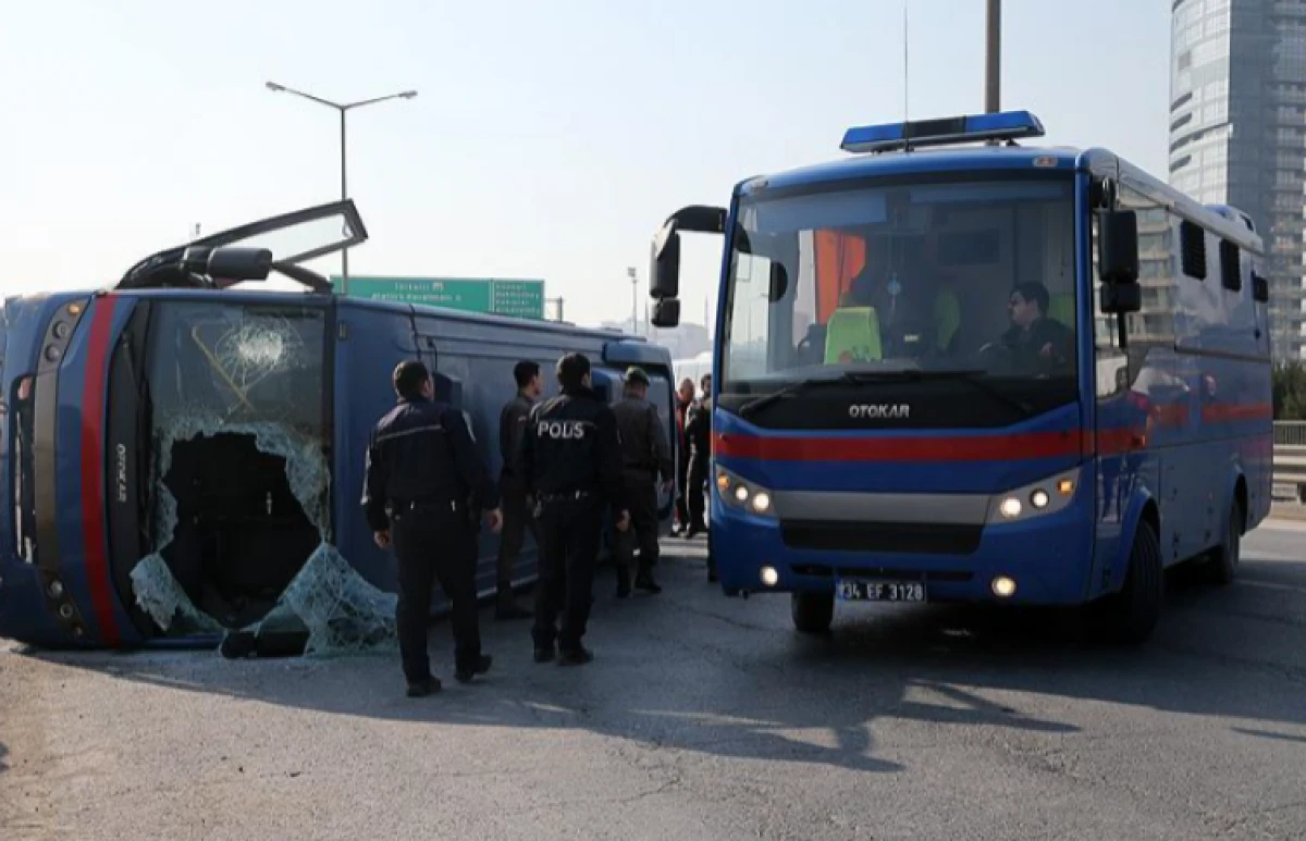 [[Türkiyədə]] məhkumları  daşıyan  avtomobillər qəzaya düşdü