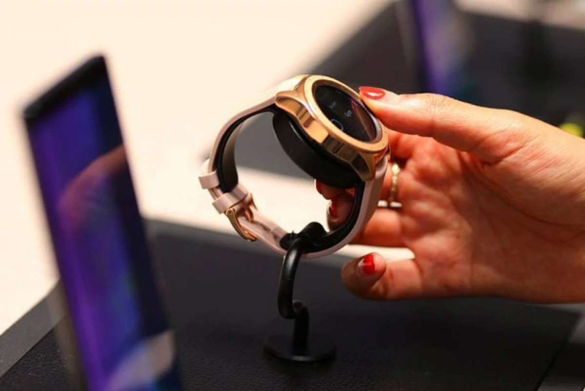 [["Samsung" saatı]] istifadəçinin əlində partladı