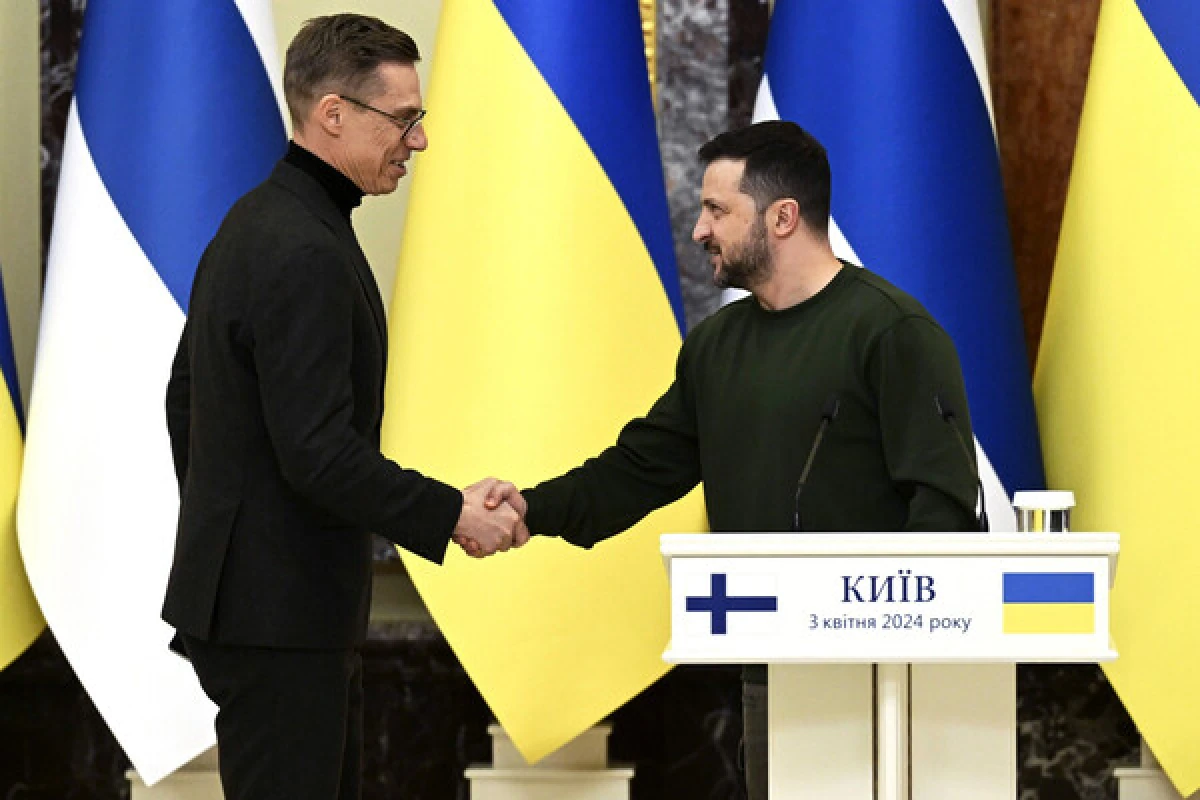 Zelenski Finlandiya lideri ilə dron insidentini [[müzakirə etdi]]