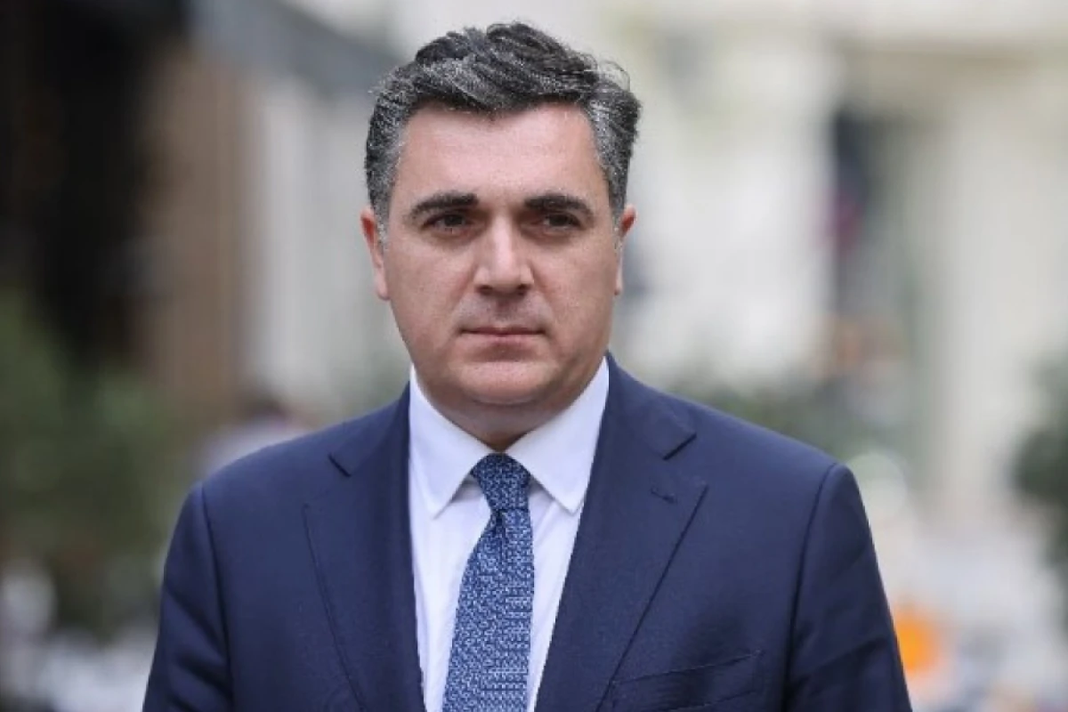 Keçmiş nazir [[eyni anda iki vəzifəyə]] təyin edildi