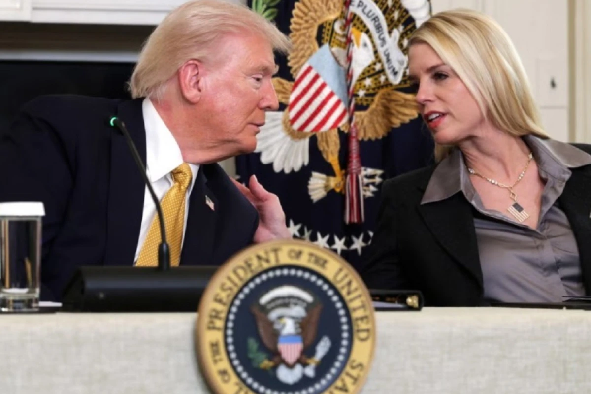 [[Tramp baş prokuror]] Pem Bondini vəzifədən azad etdi