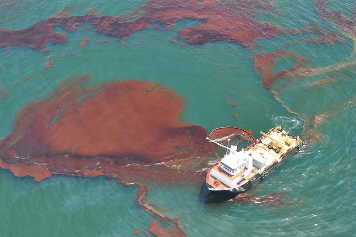 Ekoloji cinayətlərdə şübhəli bilinən [[gəmi saxlanıldı]]