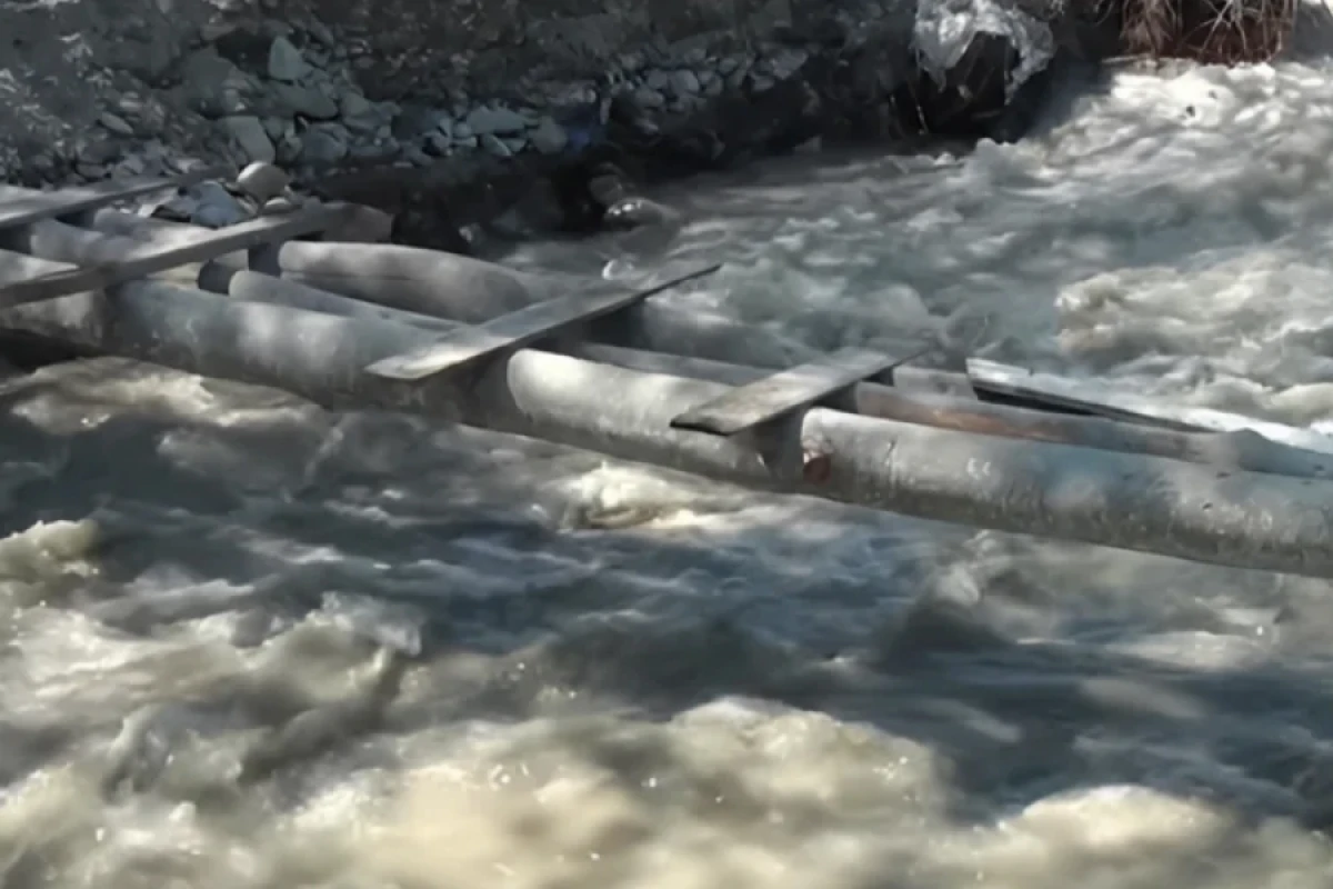 [[Körpü dağıldı,]] kənd iki yerə bölündü