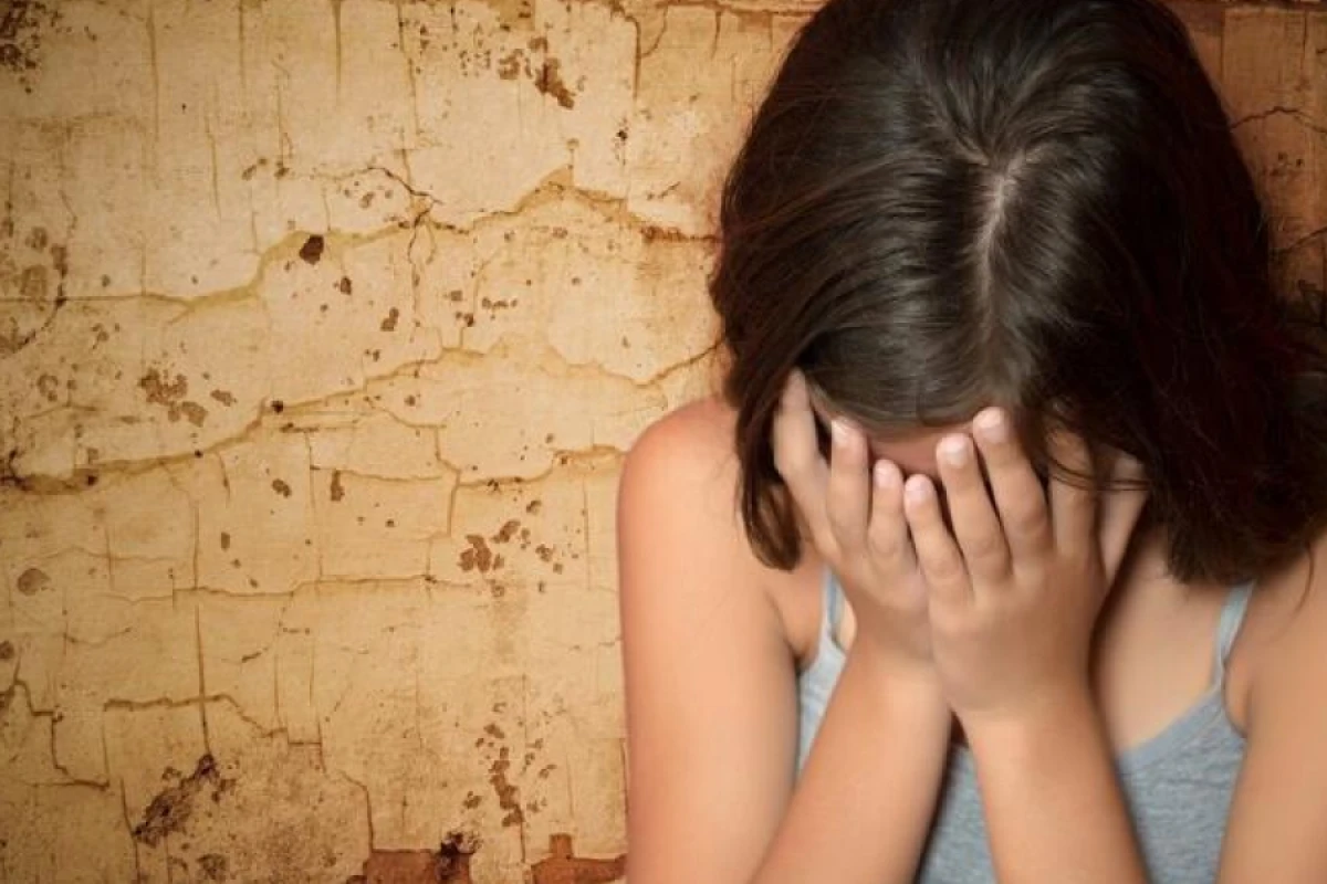 Gəncədə ata, ana və nənə 13 yaşlı qızdan imtina etdi