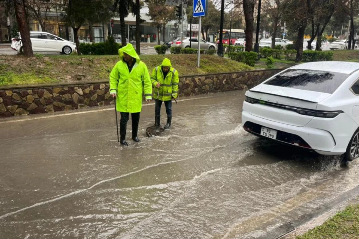 Yolların kənarına yığılmış yağış suları [[kənarlaşdırıldı]]