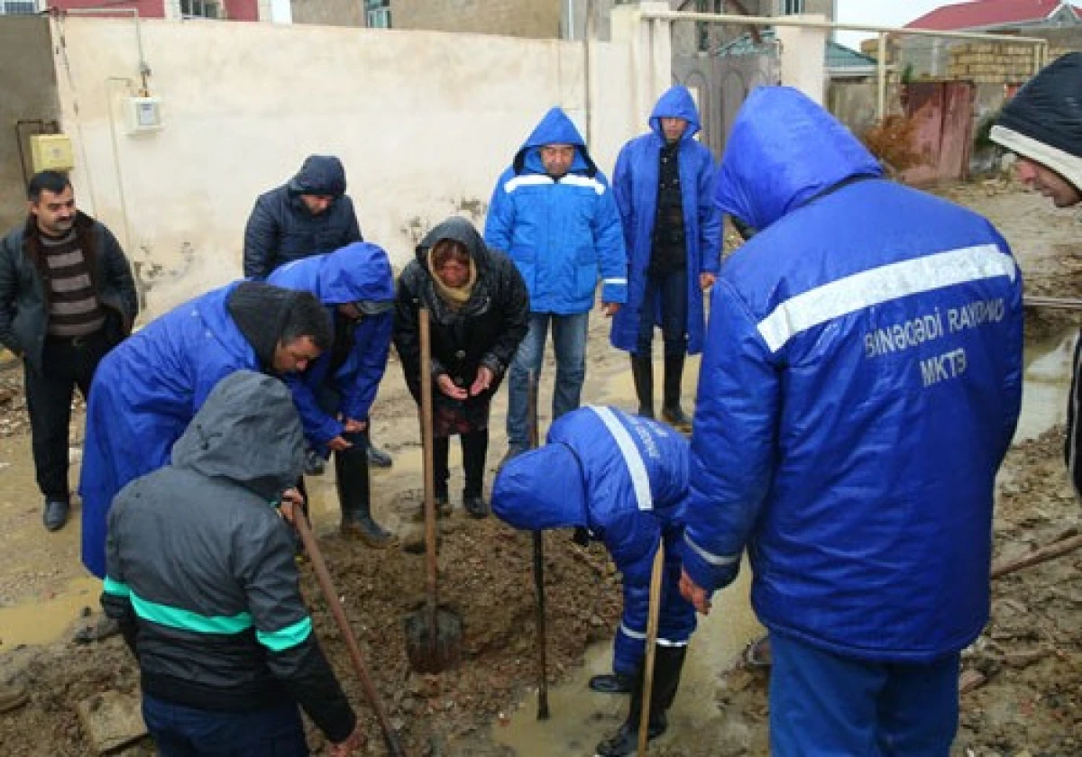 [[Binəqədidə]] yağışın fəsadlarının aradan qaldırılması istiqamətində işlər aparılır