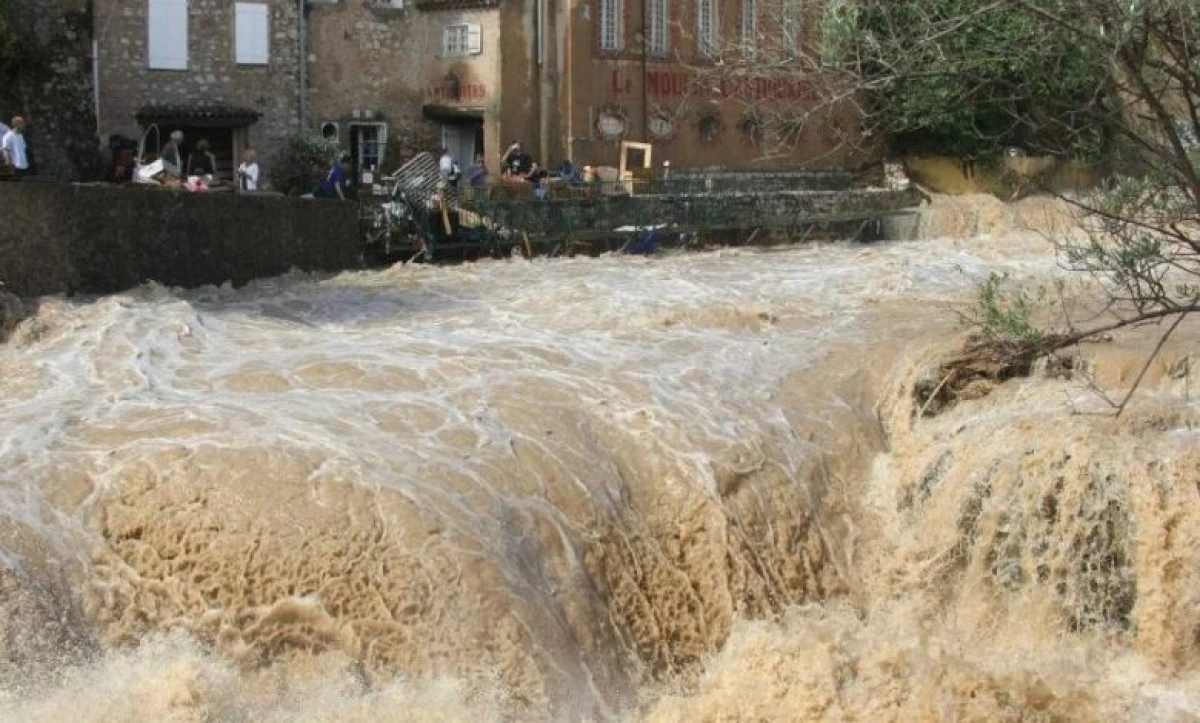 [[Dərbənddə]] evlər su altında qaldı