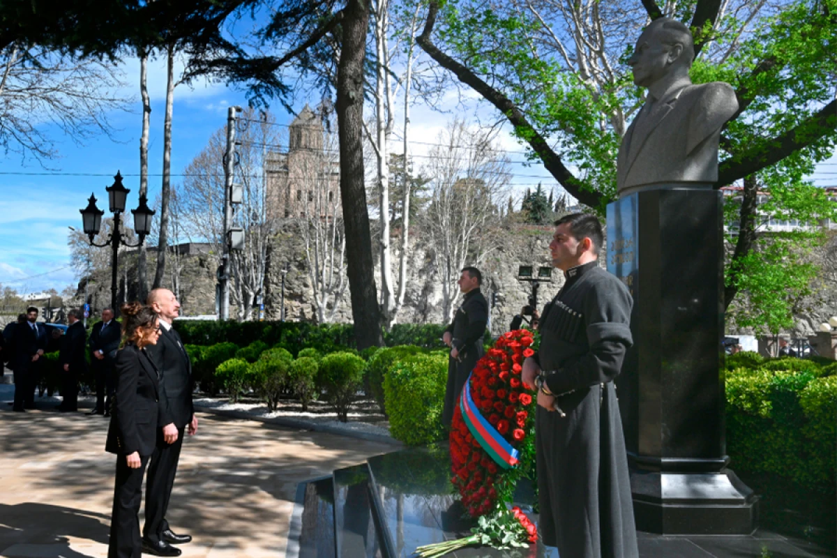 [[Prezident]] Tbilisidə Ümummilli Lider Heydər Əliyevin abidəsini ziyarət etdi