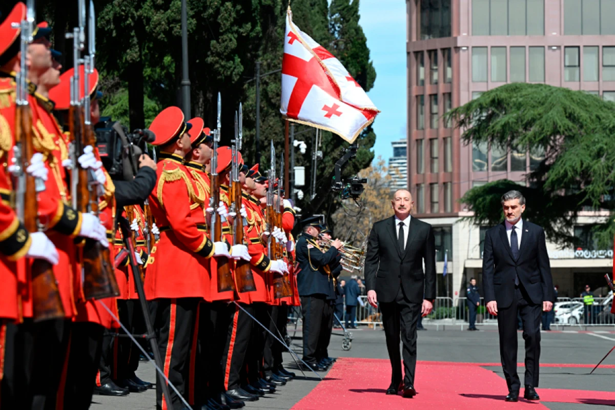 Dəhlizlər ətrafında amansız mübarizələr: [[Prezidentin TBİLİSİ SƏFƏRİNİN ŞİFRƏLƏRİ]]