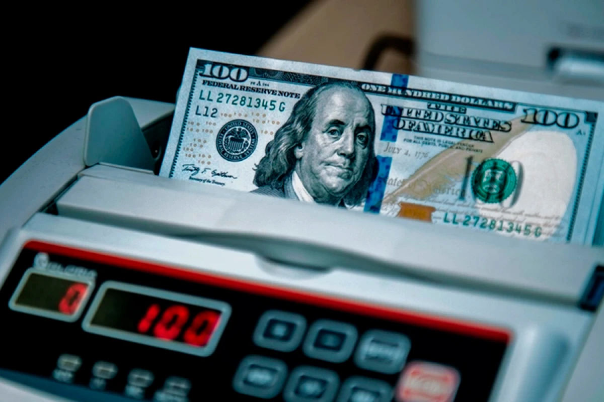 Dollar almaq istəyənlərin [[NƏZƏRİNƏ]]