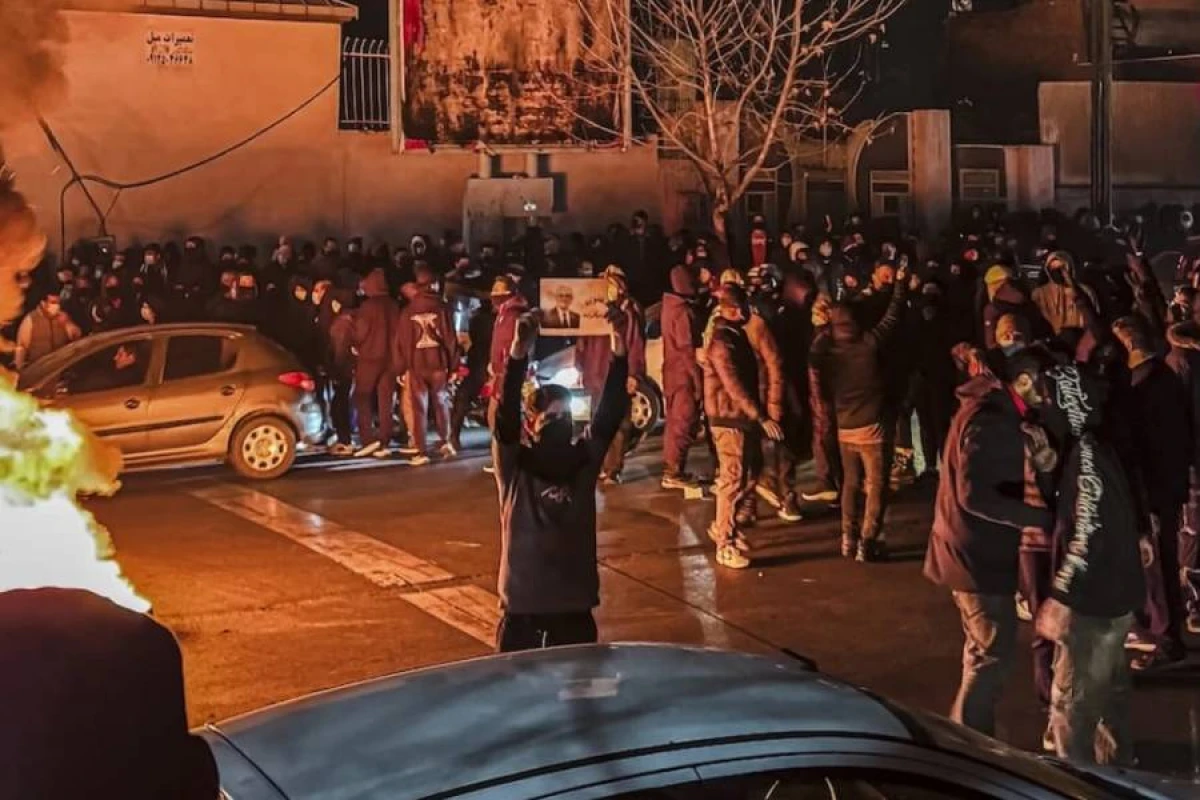 [[SON AN:]] İran xalqı körpülərə, elektrik stansiyalarına canlı sipər çəkib, bombaların endirilməsini gözləyir