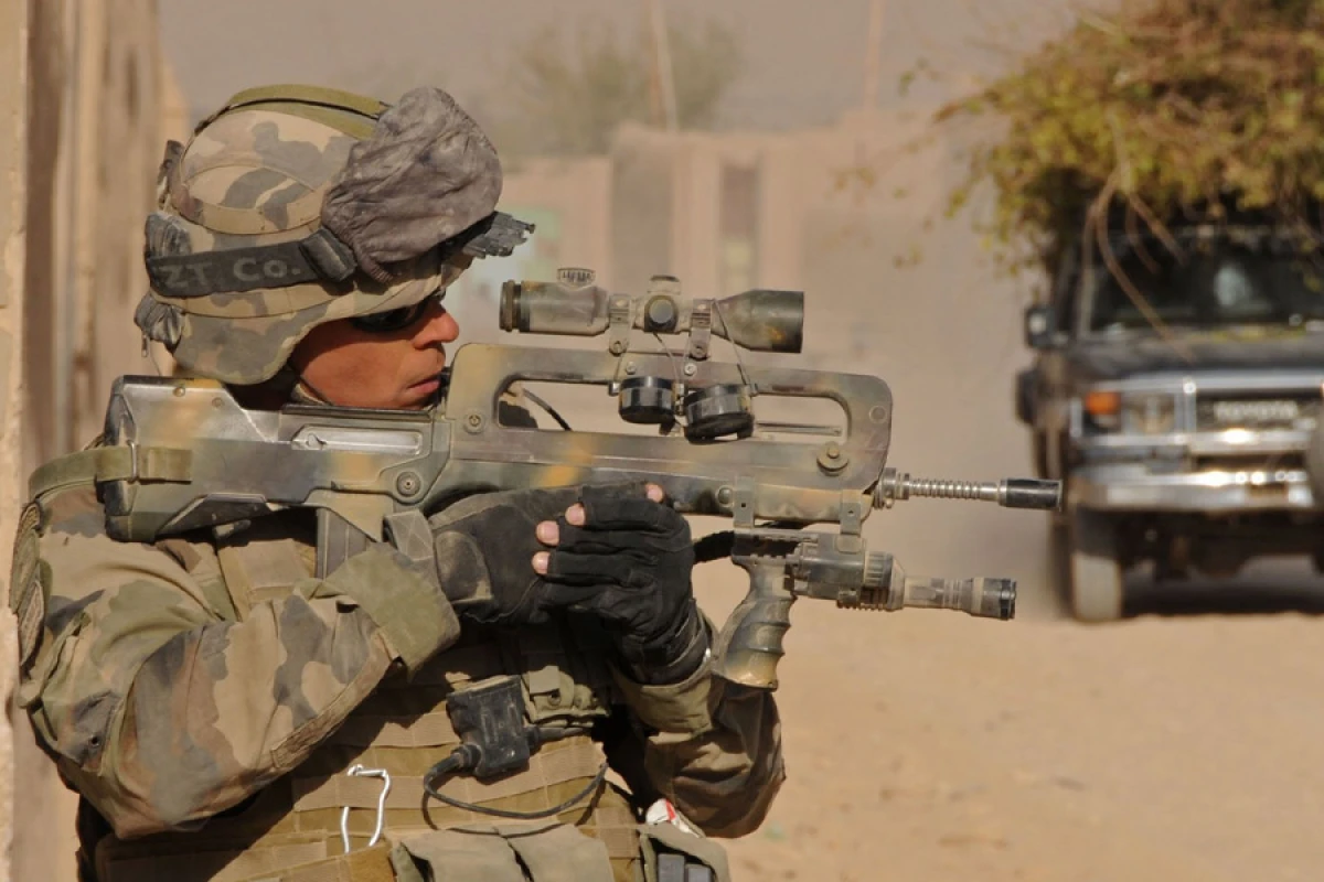 [[40 İLLİK ƏFSANƏ SƏHNƏDƏN ÇƏKİLİR:]] Fransa "FAMAS" ilə vidalaşdı