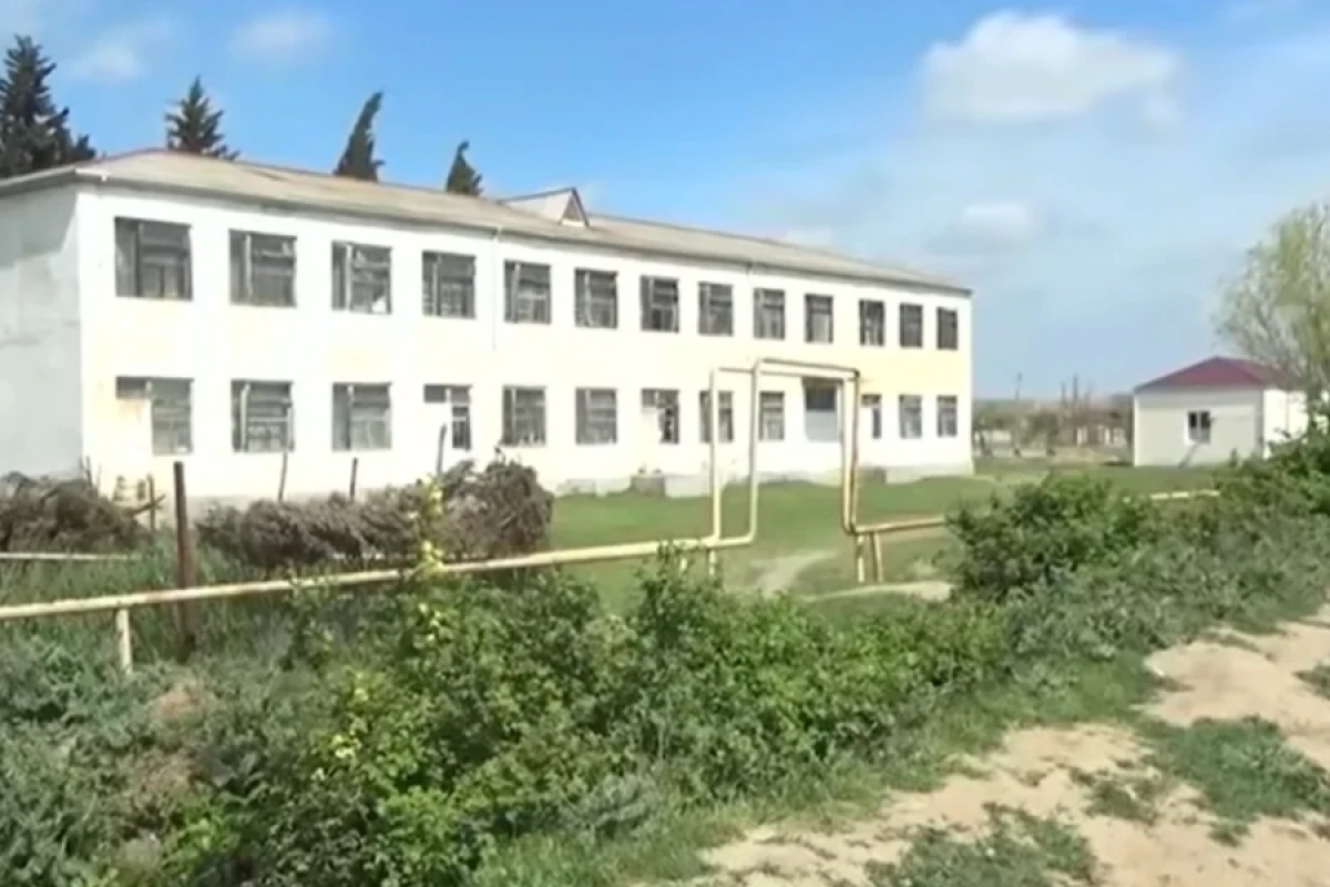 Biləsuvarda məktəblərin birləşdirilməsi ciddi narazılıq yaratdı - [[VİDEO]]