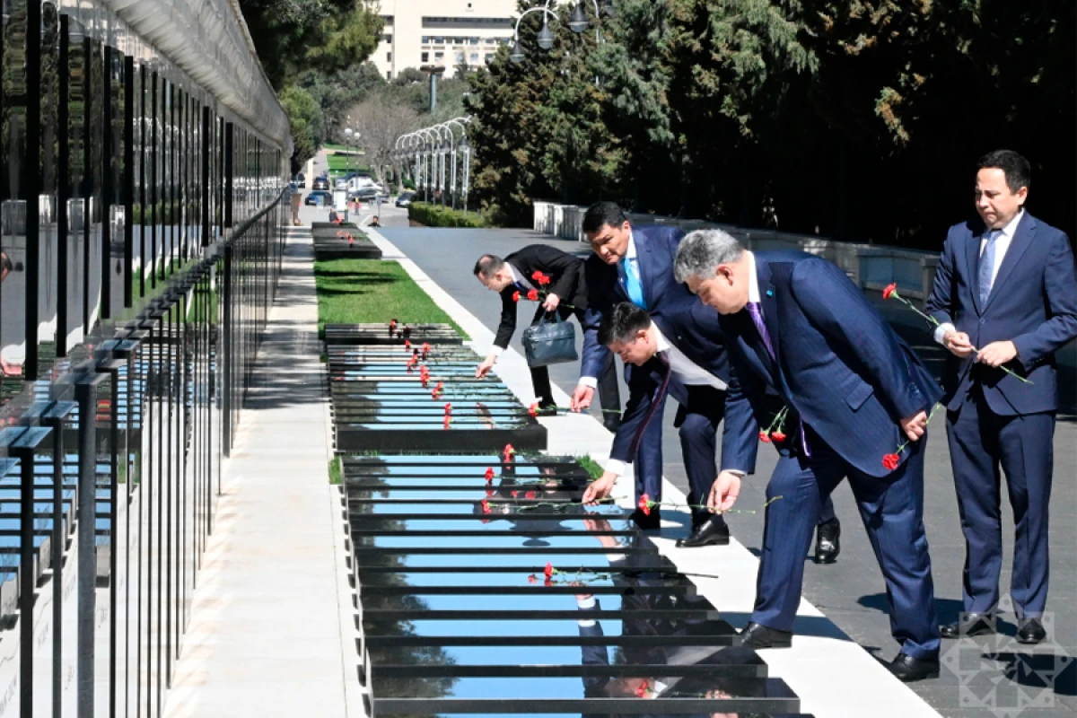 Qazaxıstan nümayəndə heyəti [[Şəhidlər xiyabanını və Zəfər parkını]] ziyarət etdi
