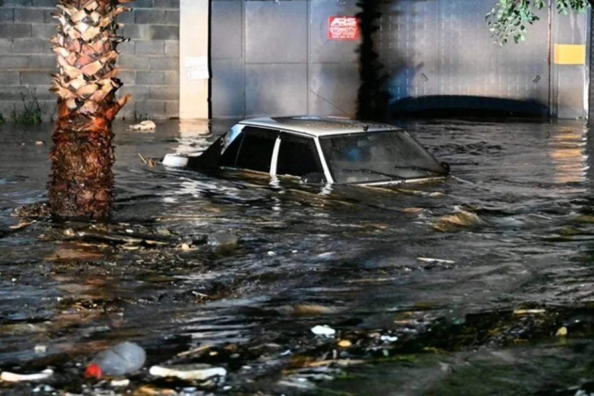 Türkiyədə yağış səbəbindən 2 nəfər öldü [[- Avtomobilləri sel apardı]]