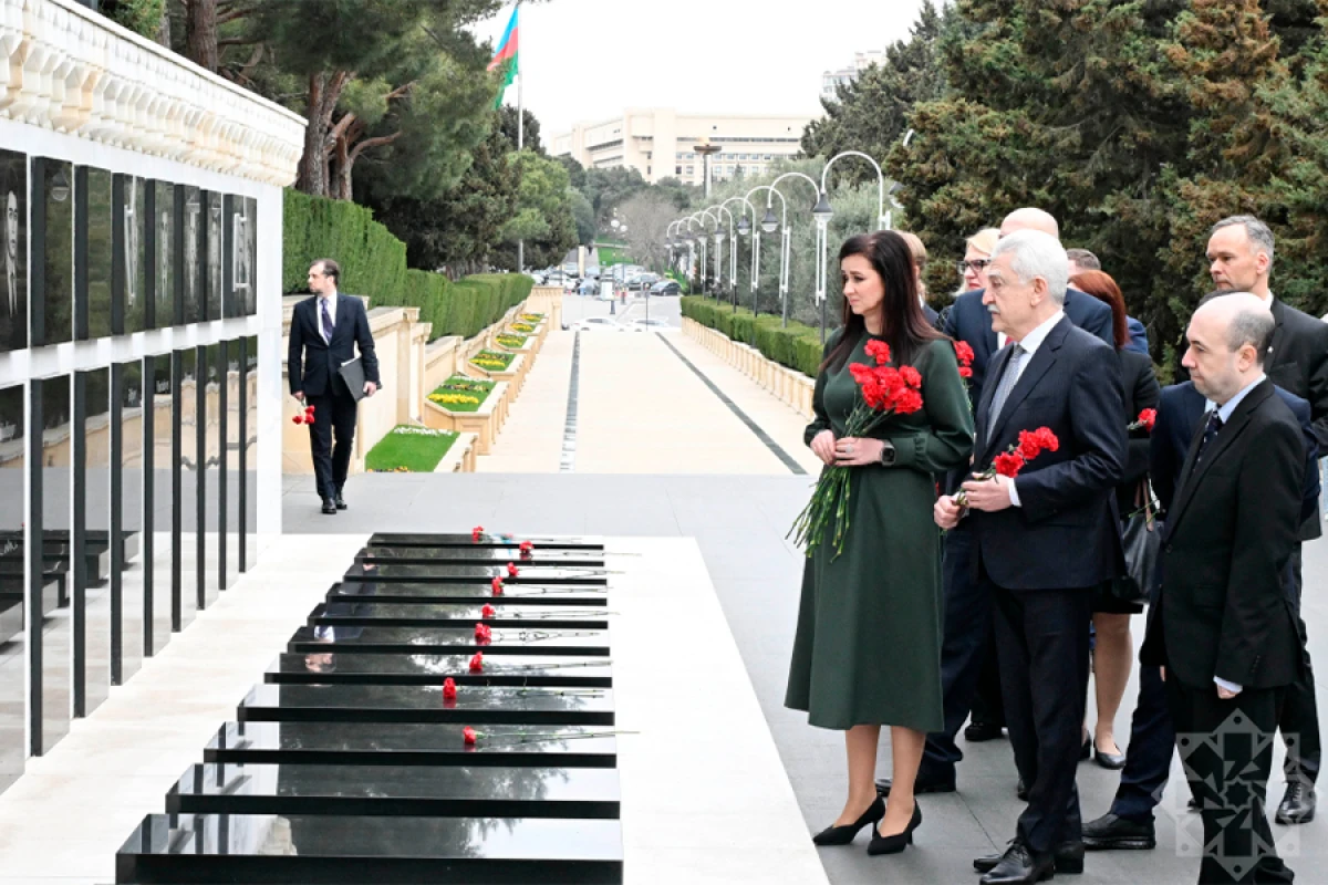 Litvanın Baş naziri [[Bakıda şəhidlərin xatirəsini]] andı