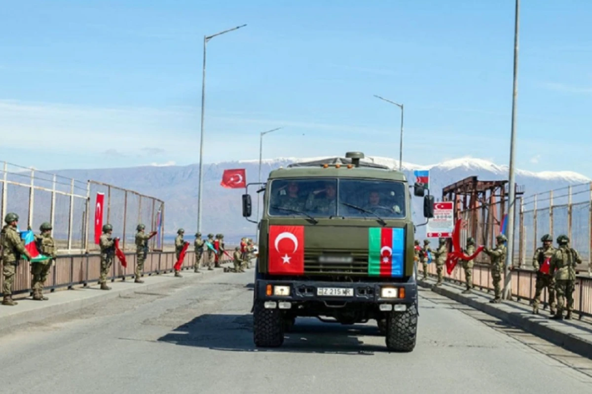 Birləşmiş türk ordusu [[İran və Ermənistan sərhədində bayraq dəyişdirdi]]