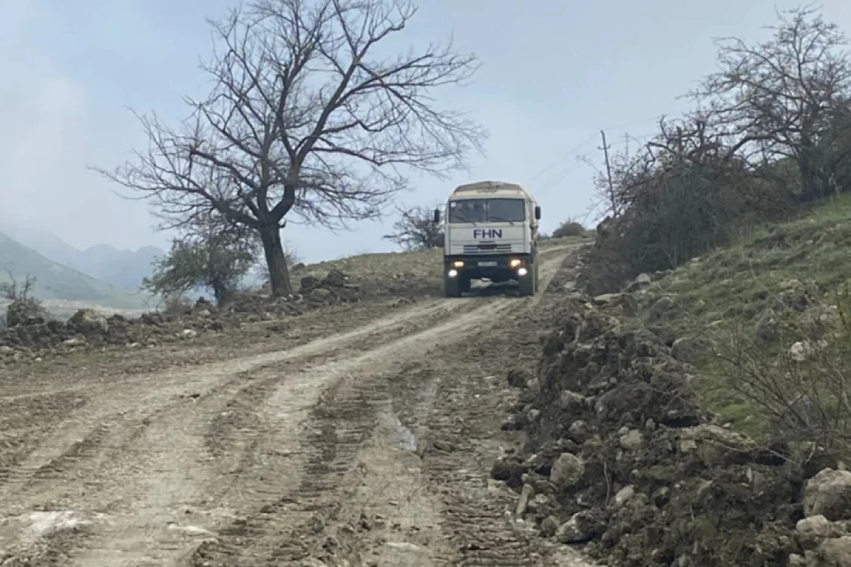 Qubanın Qonaqkəndində torpaq sürüşməsi oldu, [[rayonla kəndləri birləşdirən yol sıradan çıxdı]]