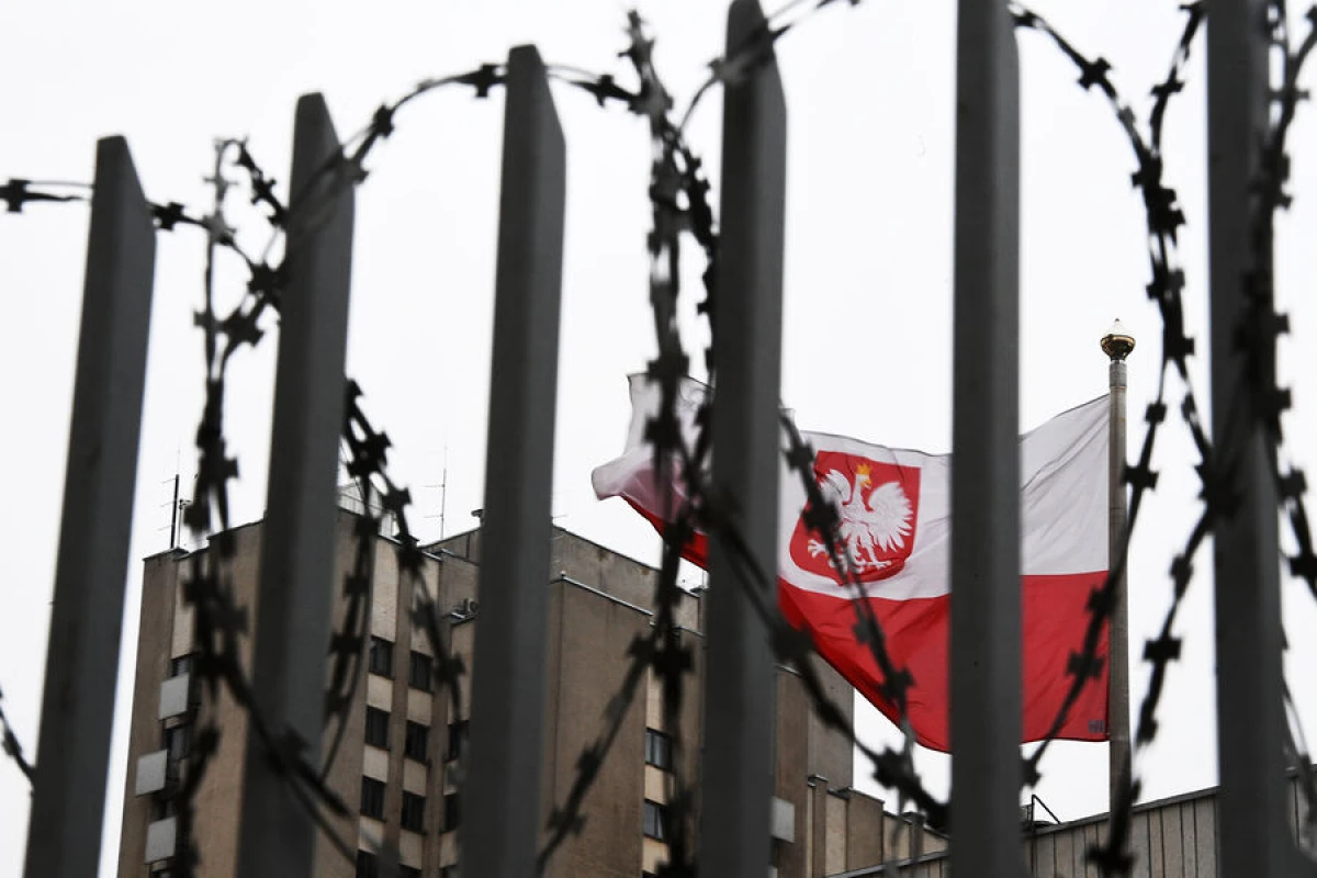 Polşa Belarusla sərhəddə [[yeni hasar tikir]]