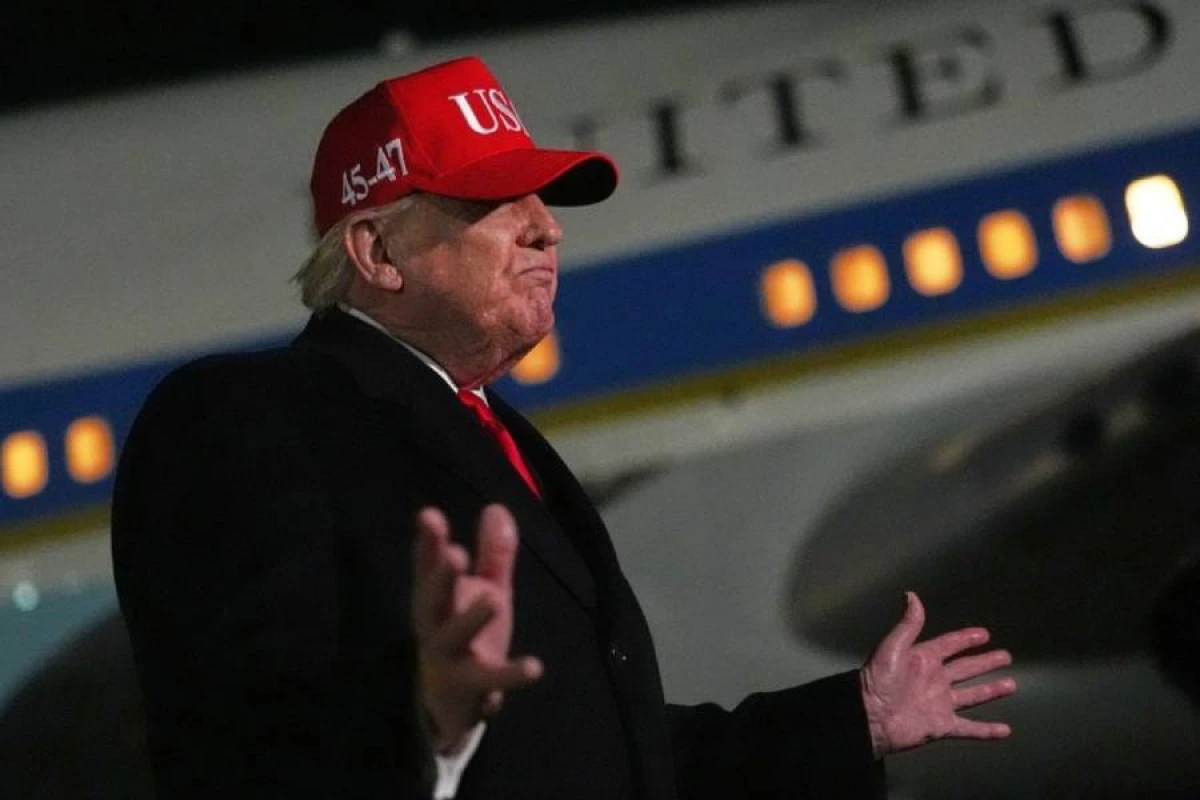 Tramp rəsmi olaraq [[İrana qarşı dəniz blokadasının]] başladığını elan etdi