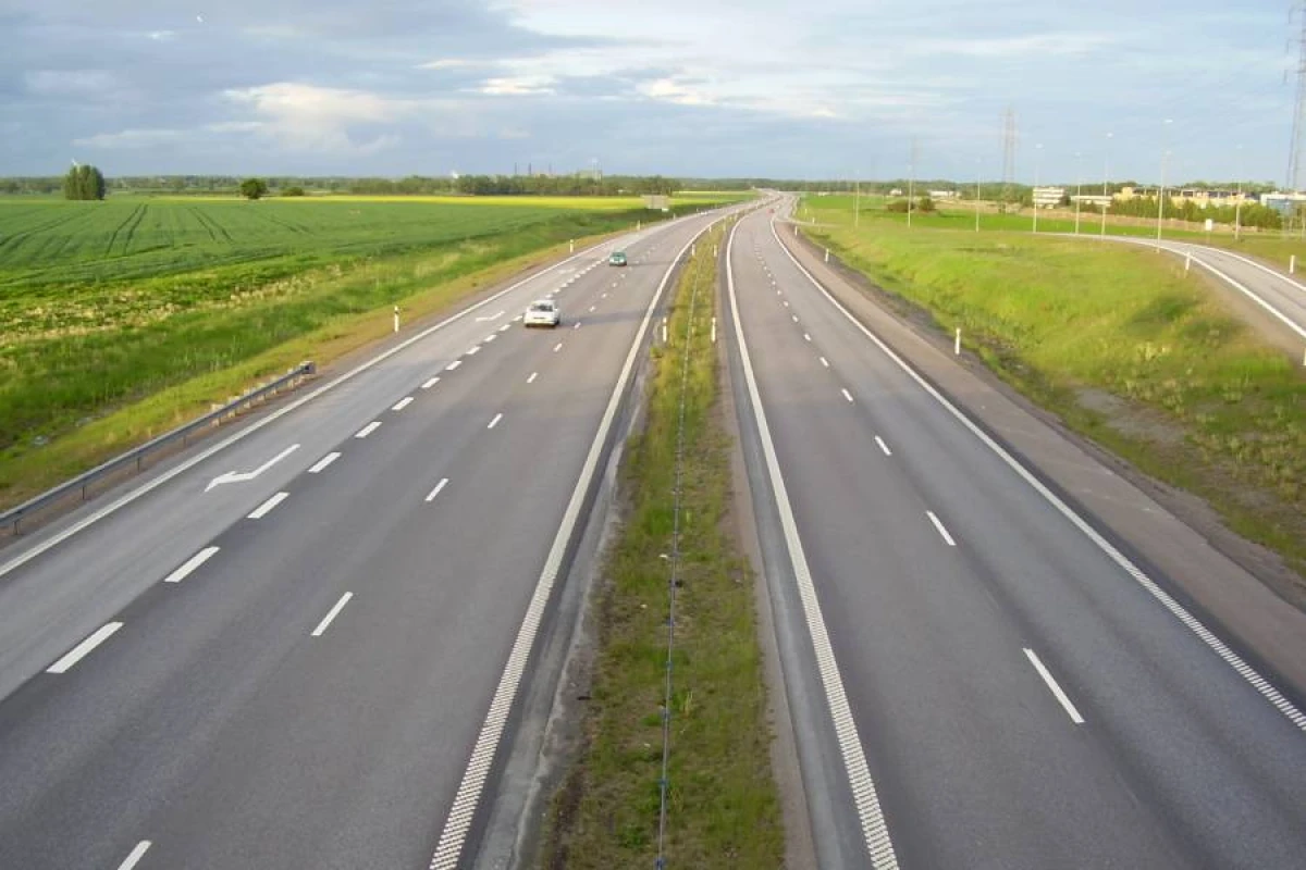 Ödənişli avtomagistrallarda maksimum sürət həddi saatda [[130 km təsdiqləndi]]