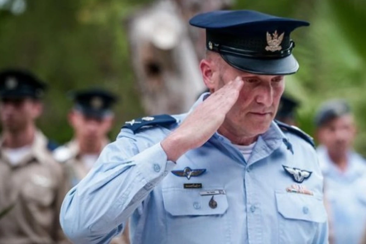 [[İsrail ordusunun]] rəhbəri vəzifəsindən gedir