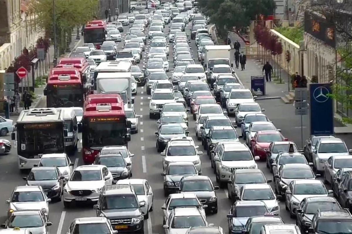 Tıxac Bakıdan böyük oldu [[- “15 dəqiqəlik şəhər” problemi həll edəcək?]]