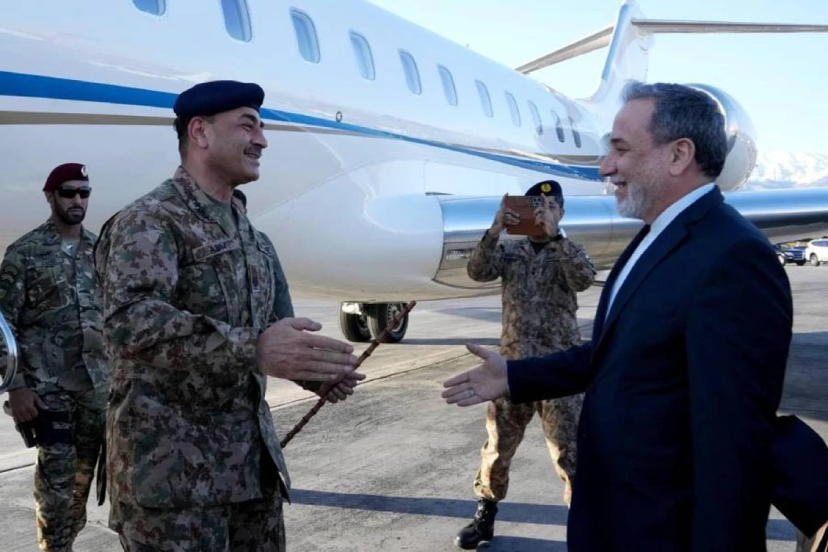 Pakistan Ordusunun baş komandanı [[İrana səfər etdi]]