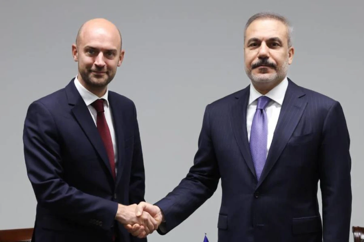 Hakan Fidan fransalı həmkarı Barro ilə [[telefon danışığı apardı]]