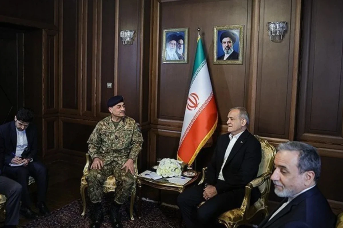 [[Pezeşkian Pakistan]] ordusunun baş komandanı ilə görüşdü