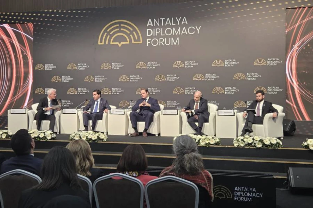 [[H. Hacıyev:]] "Qlobal logistika zəncirlərinin pozulması Orta Dəhlizin əhəmiyyətini bir daha göstərdi"