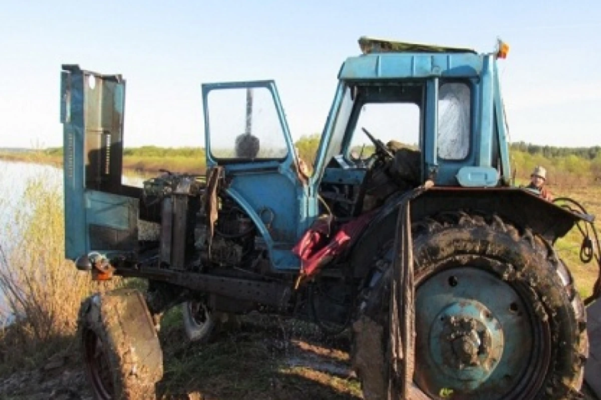 Ağdamda gənc oğlan traktorun [[aqreqatının altında qalaraq öldü]]