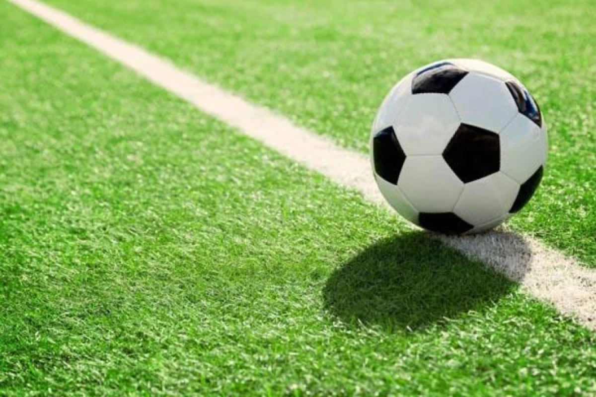 Futbol oynayarkən halı [[pisləşən gənc öldü]]