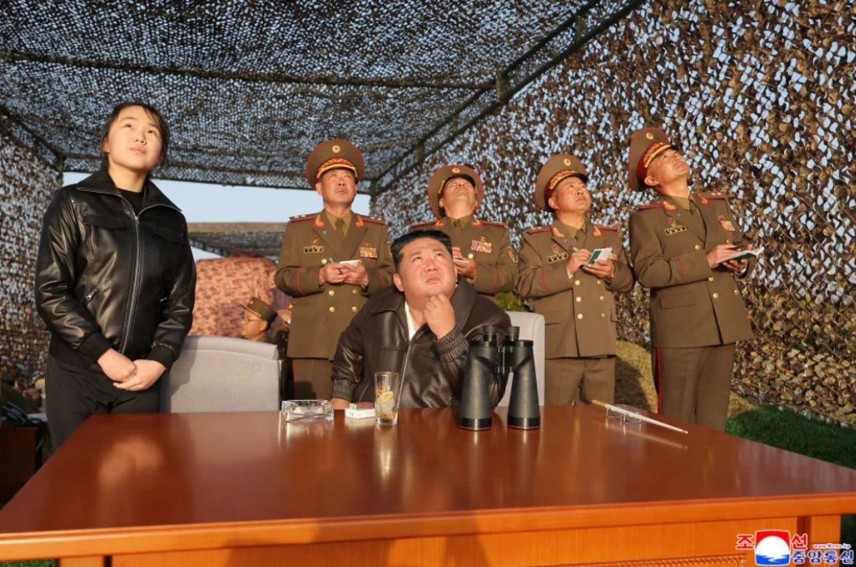 [[Kim Çen In]] "Ballistik" raketləri izlədi