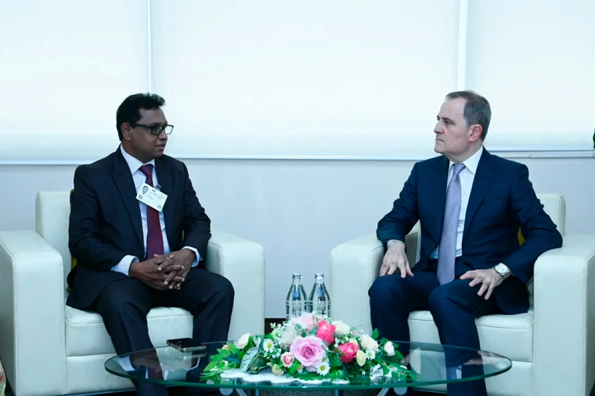 [[Ceyhun Bayramov]] Şri-Lankalı nazirlə görüşdü