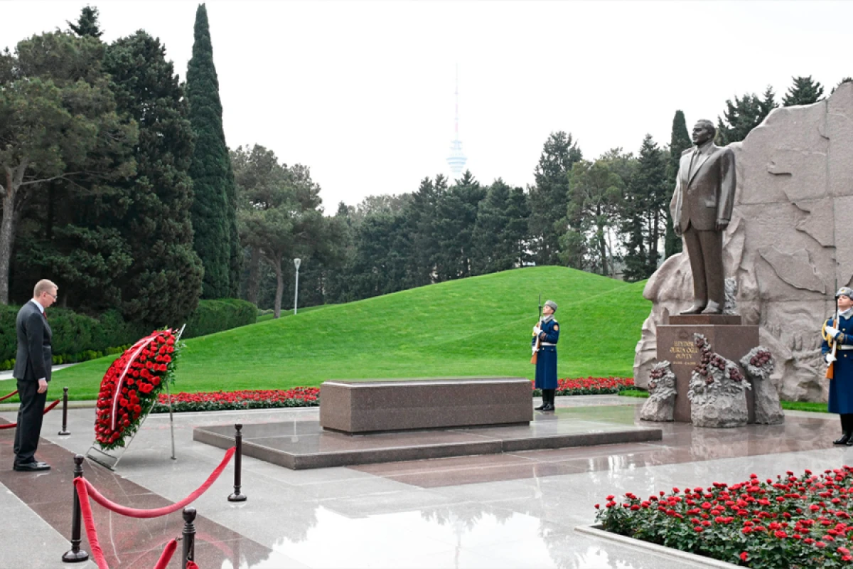 Latviya Prezidenti [[Fəxri Xiyabandadır]]