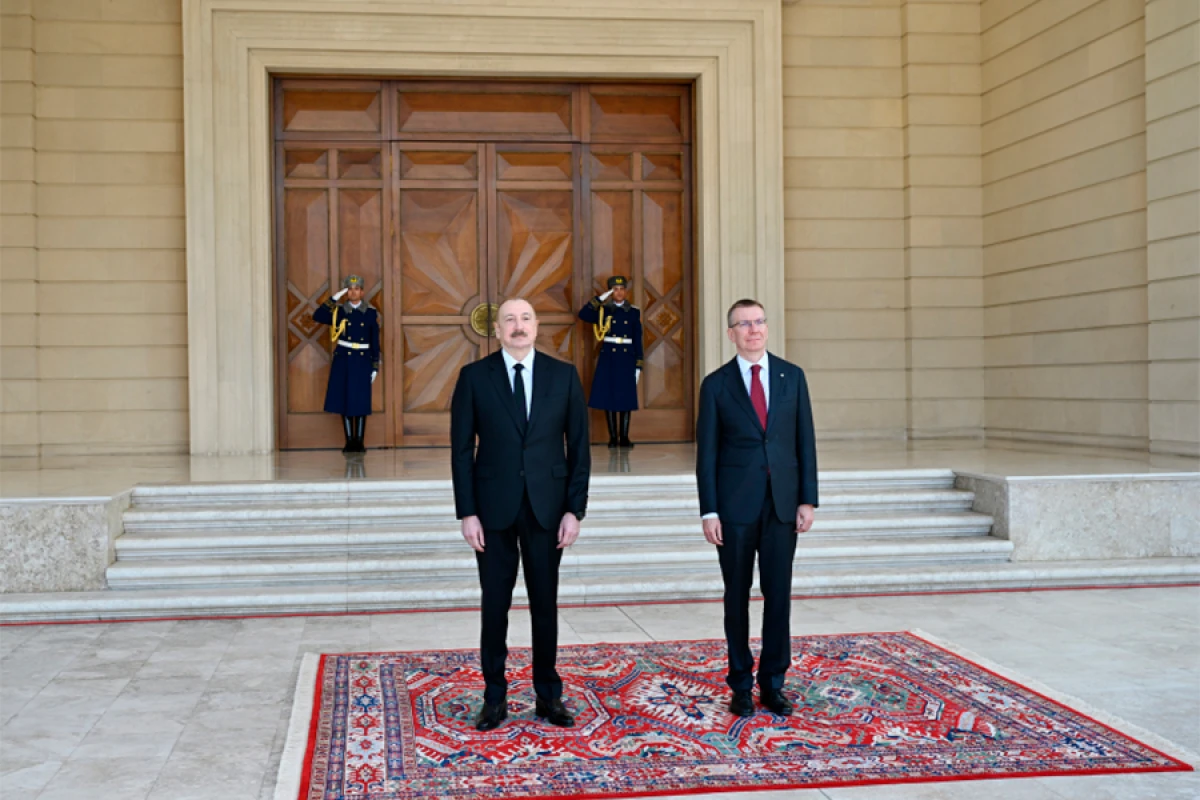 Latviya Prezidentinin [[rəsmi qarşılanma mərasimi]] oldu