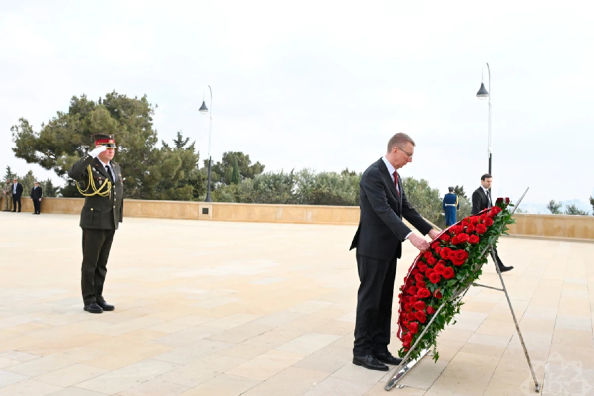 [[Latviya Prezidenti]] Şəhidlər xiyabanını ziyarət etdi